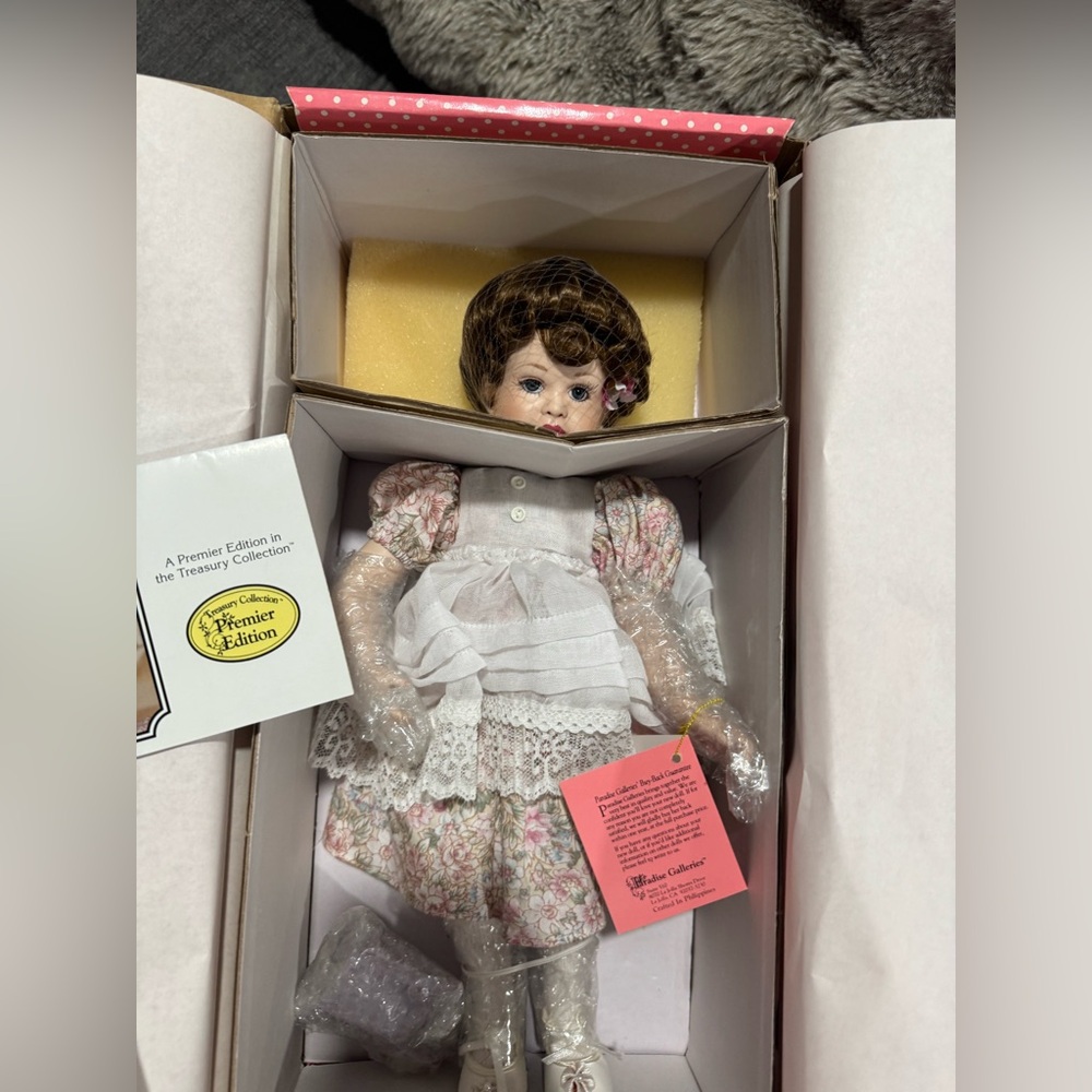 SOLD✨PARDISE GALLERIES Melissa Floral Porcelain Doll with Lace Dress - Picture 4 of 9